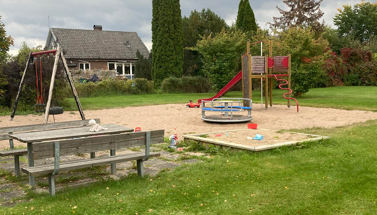 Översiktsbild på en lekplats.