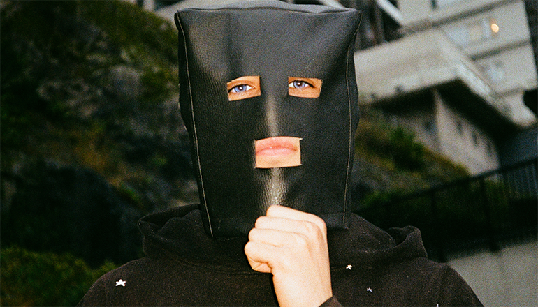 Man i svart mask för ansiktet.