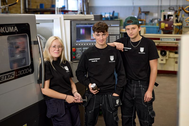 Två elever som lär sig smidesteknik. 