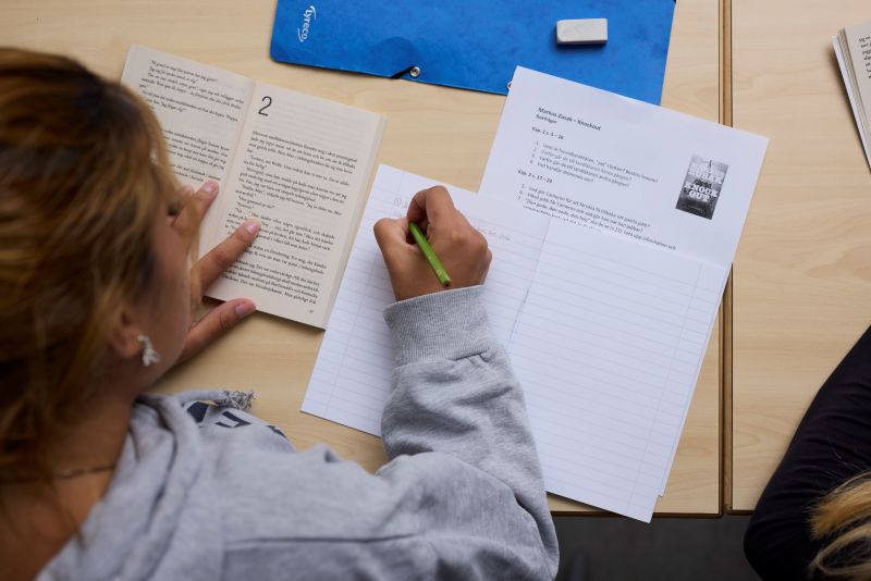 Elever på introduktionsprogrammet som arbetar vid en dator.