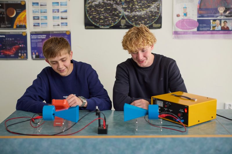 Två elever som jobbar vid en dator.