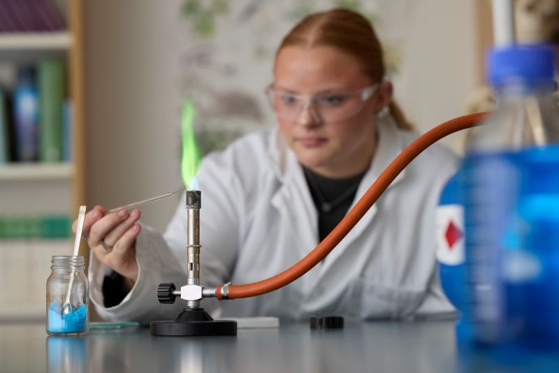 Två elever som använder en brännare. 